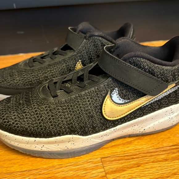 Nike size 3Y Boys practically new - Picture 1 of 7